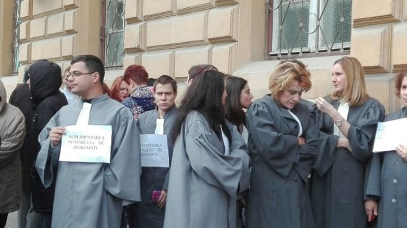 Grefierii ies în stradă. Protestează împotriva tăierii pensiilor speciale