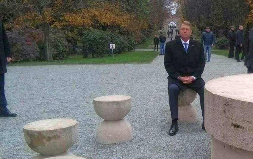 foto - iohannis dă sibiul exemplu celor din tg. jiu. președintele a vizitat masa tăcerii a lui brâncuși