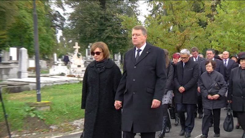 video foto președintele iohannis și-a condus soacra pe ultimul drum la cimitirul municipal din sibiu