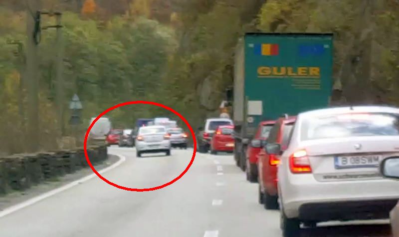 video revoltător – angajați isu în trafic pe valea oltului. și-au pus girofar ca să depășească coloanele de mașini