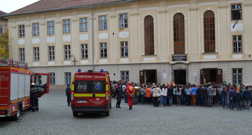 foto - pompierii și medicii smurd-ului predau lecții copiilor din școlile și liceele din sibiu