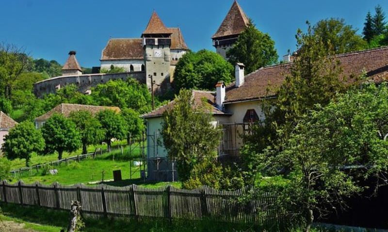 foto - au lasat bucurestiul si au investit intr-o frumoasa casa de vacanta din judetul sibiu