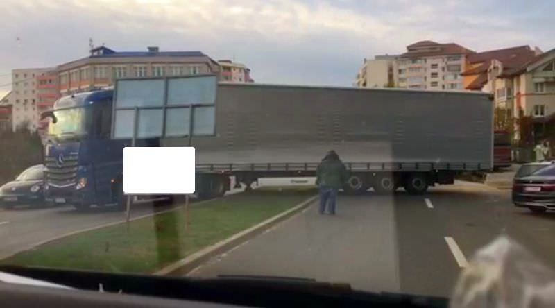 video – cu tir-ul pe spațiul verde pe mihai viteazu. a blocat și circulația între sibiu și șelimbăr