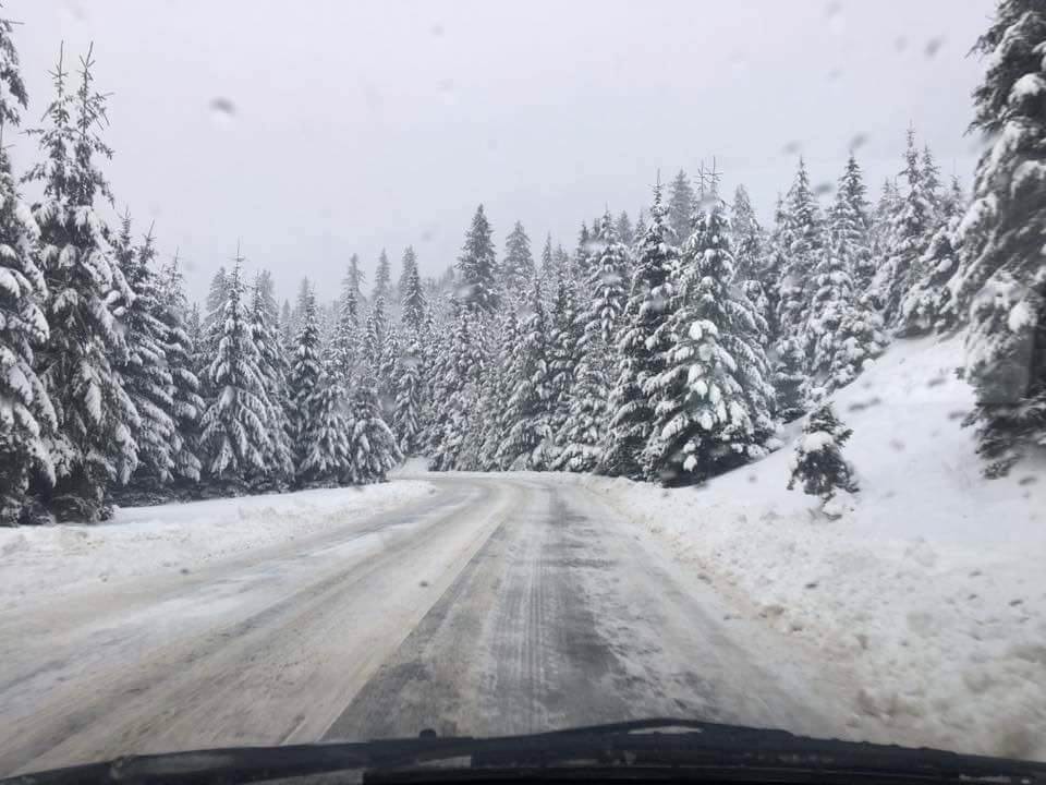 foto - iarnă autentică la sibiu. se circulă greu pe drumul spre păltiniș