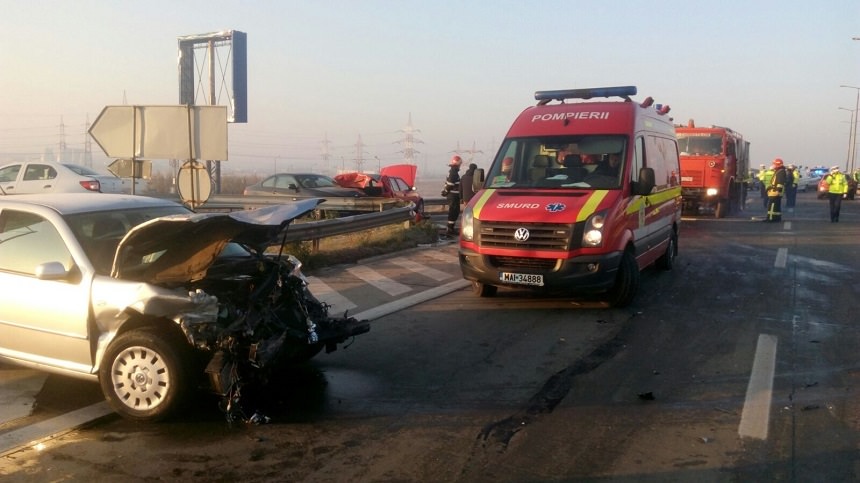 video foto accidente în lanţ pe autostradă: 17 maşini implicate si 22 de persoane rănite