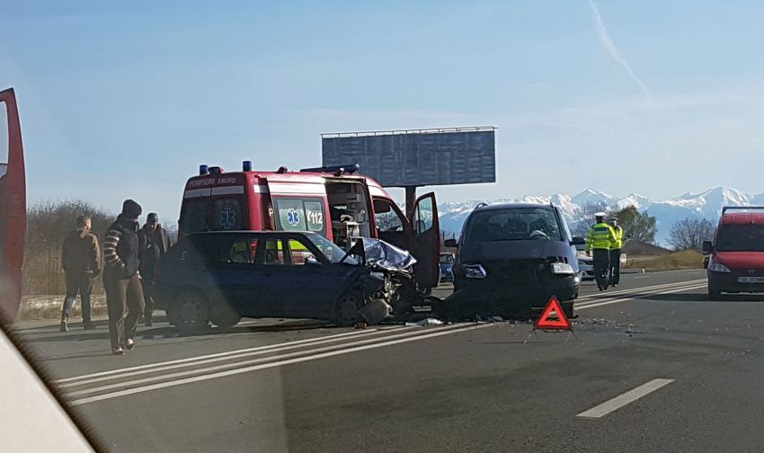 FOTO - Accident cu cinci victime pe DN1 la Selimbar. Doi copii printre raniti