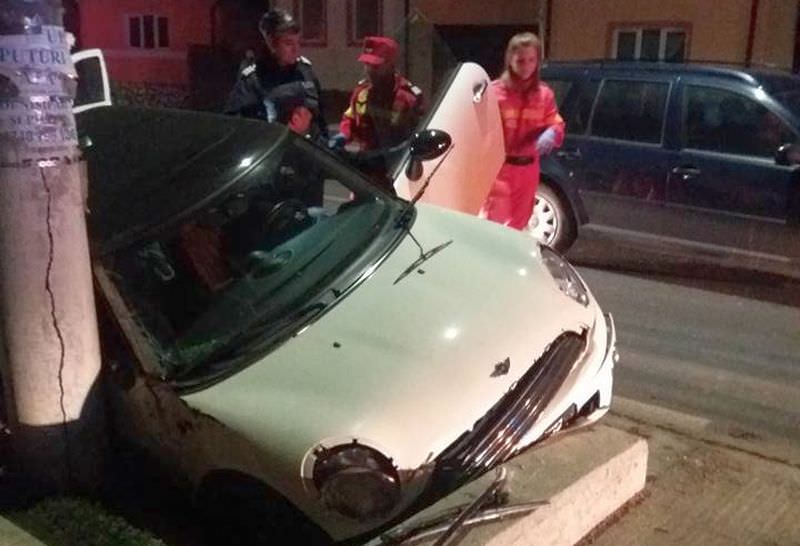 foto – accident în șura mare. un mini cooper a intrat într-un cap de pod