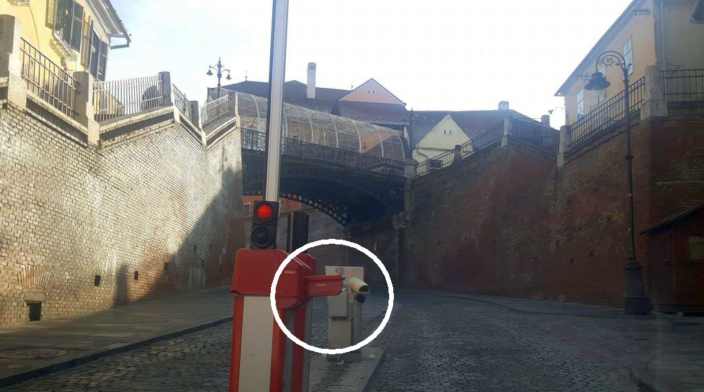 foto – un șofer a rupt bariera de acces în piața mică din sibiu. sistemul s-a defectat