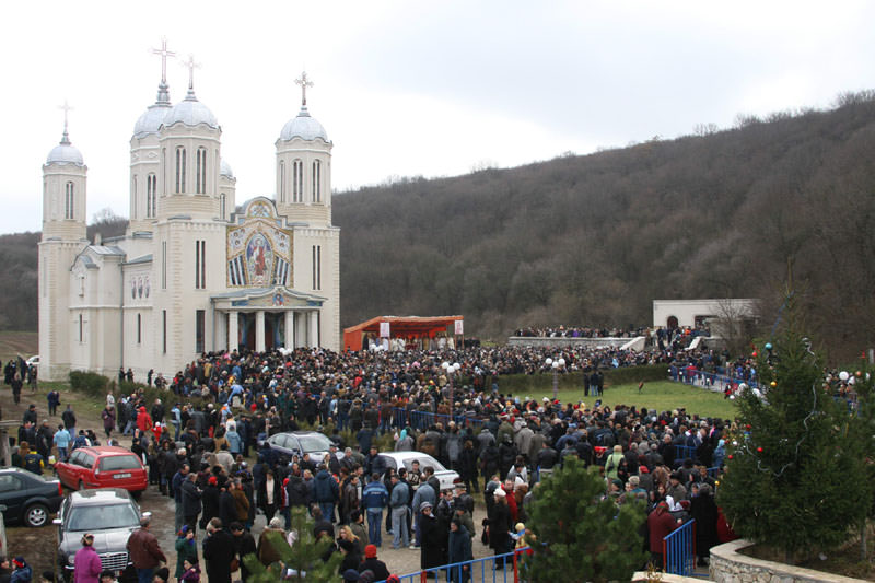 astăzi este sfântul apostol andrei. mii de pelerini la mânăstirea care îi poartă numele