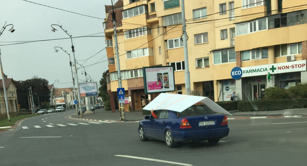 foto noul "trend" la sibiu. la plimbare cu "mertanul" cu acoperis