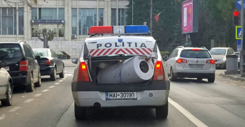 foto – loganul poliției din poiana sibiului folosit pe post de ”cărăuș” al unui boiler stricat