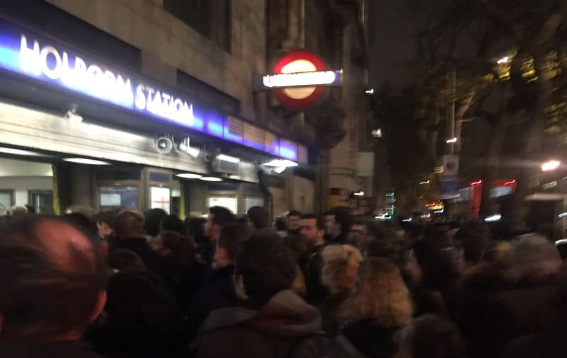 foto - alertă la londra. stație de metrou închisă și mii de călători evacuați