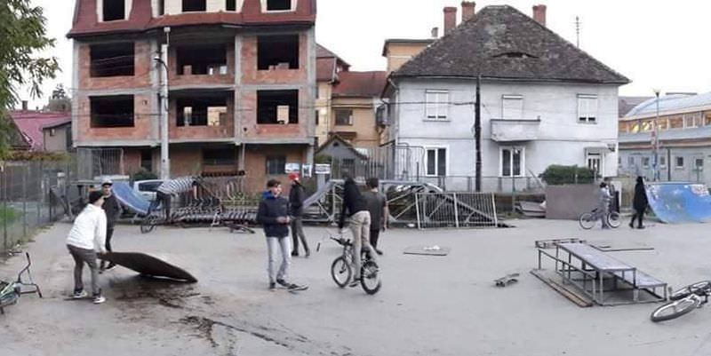 foto - riderii din sibiu, petitie pentru un nou skate-park in oras. actualul arata jalnic