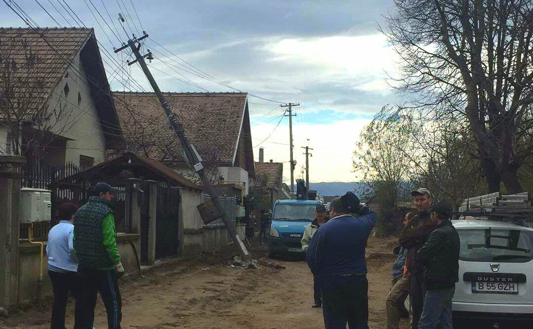 foto - dorel lovește la sibiu. a dat cu excavatorul într-un stâlp de curent pe zidarilor