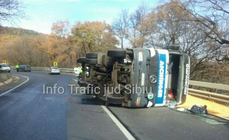 foto - tir rasturnat pe dn14 intre sibiu si medias. trafic blocat pe un sens