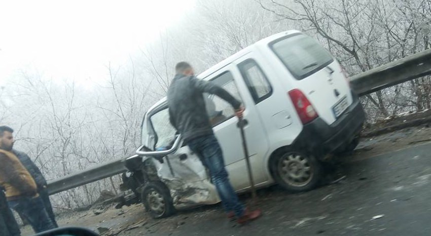 foto – accident pe dn1 la hula bradului. trei persoane rănite din care una încarcerată