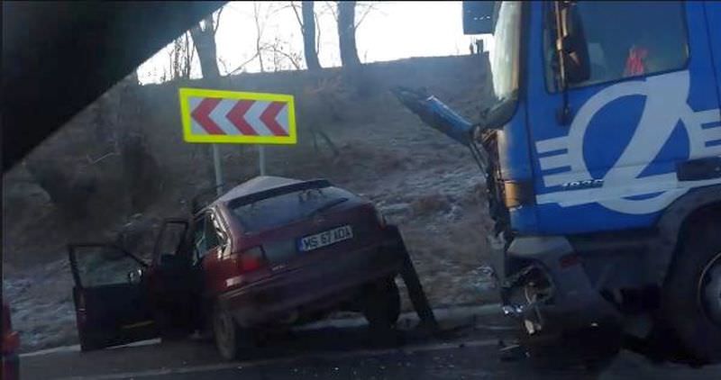 UPDATE FOTO - Accident pe DN14 la Târnava. Tamponare între o mașină și un TIR