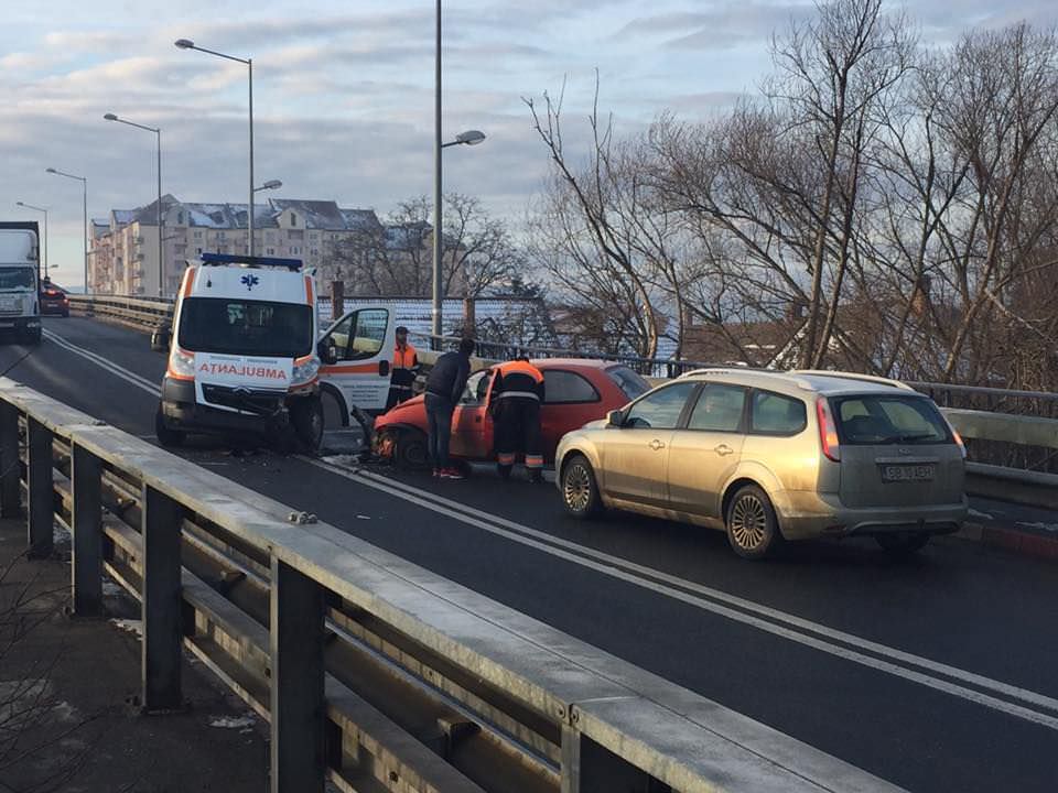 foto – ambulanță în misiune tamponată de o șoferiță pe podul din gara mică