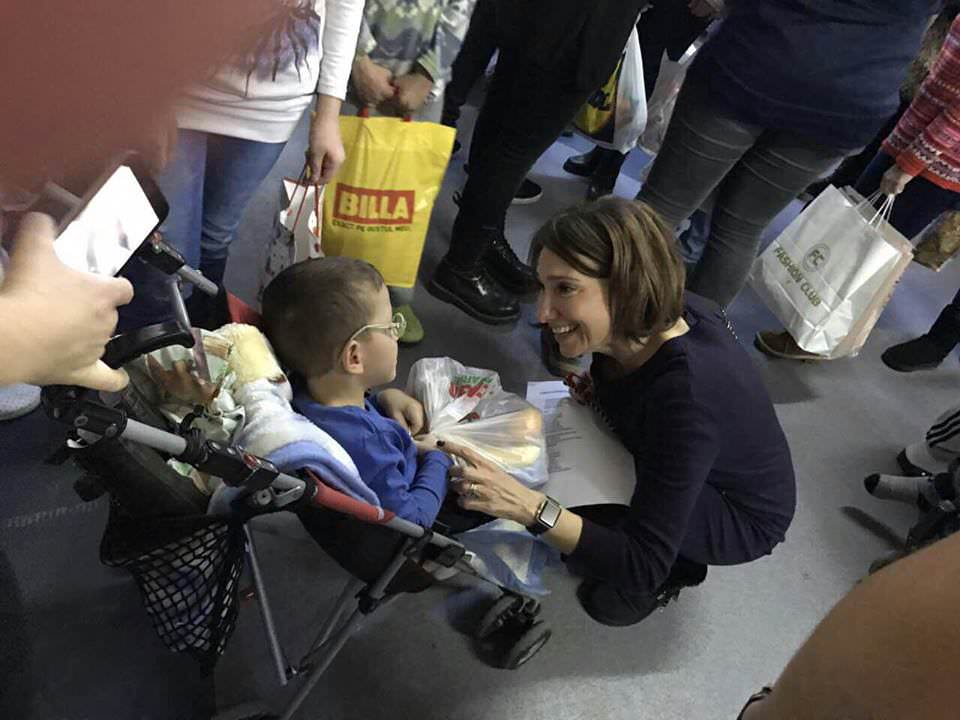 FOTO Prima Doamnă în vizită la copiii bolnavi de la Spitalul de Pediatrie. Le-a dus şi cadouri