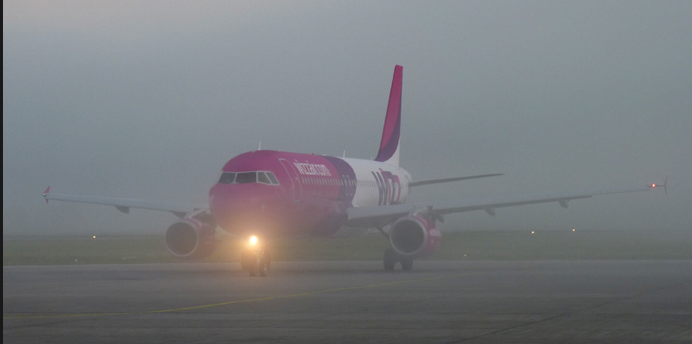 foto - un avion wizz air s-a învârtit mai bine de o oră în apropierea sibiului din cauza unor probleme tehnice