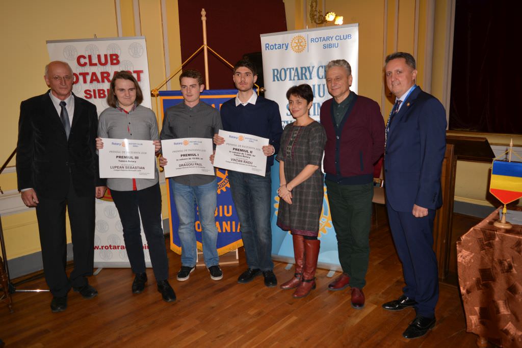 FOTO - Premii în bani pentru trei dintre cei mai buni elevi din Sibiu. Îi merită cu prisosință