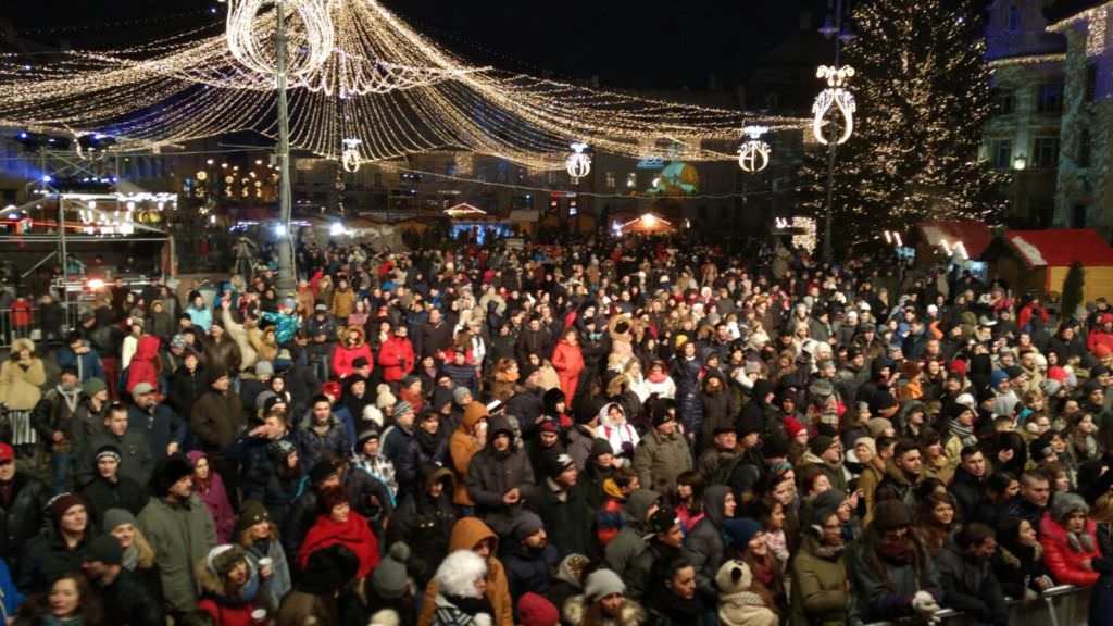 video - mii de oameni de revelion în piața mare la sibiu