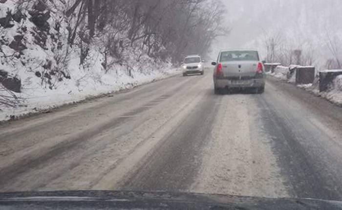 VIDEO FOTO Alertă! Trafic de coşmar pe Valea Oltului. Vizibilitate redusă sub 25 de metri