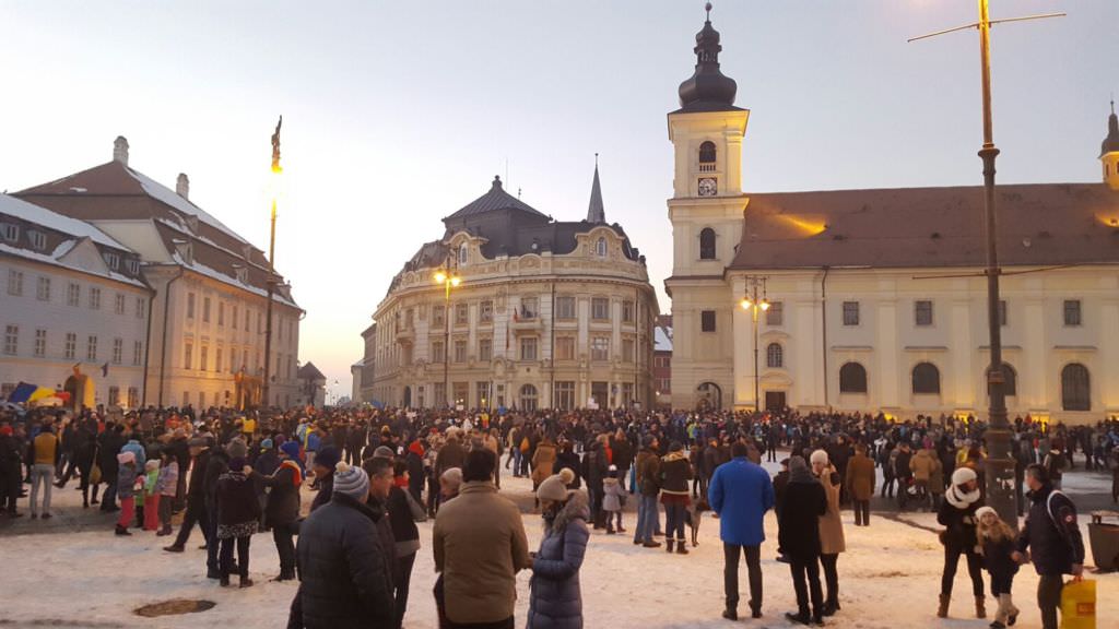 live video update foto – protest duminică după amiază la sibiu. peste 5.000 de oameni in strada. imagini în direct