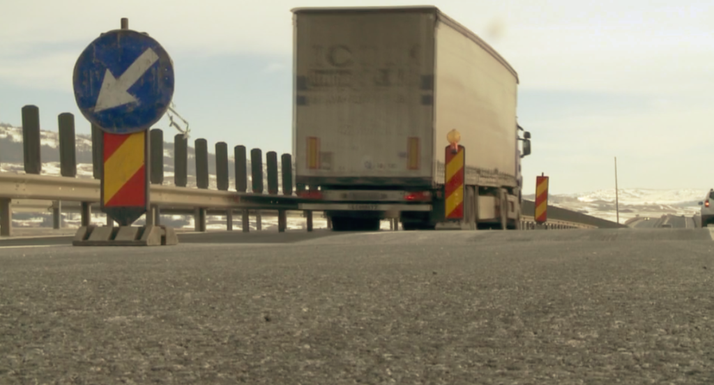 VIDEO – FOTO Imagini din zona unde s-a stricat autostrada Sibiu – Orăștie. Arată destul de rău