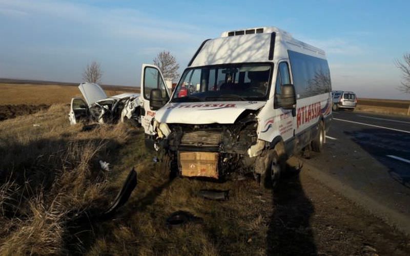 video foto microbuz de la atlassib implicat într-un accident grav. două persoane au murit pe loc