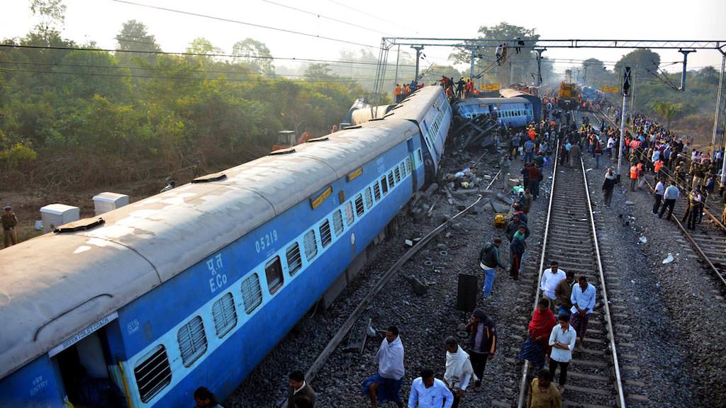 tragedie în india – peste 30 de oameni au murit după ce un tren a deraiat. alte 50 sunt rănite