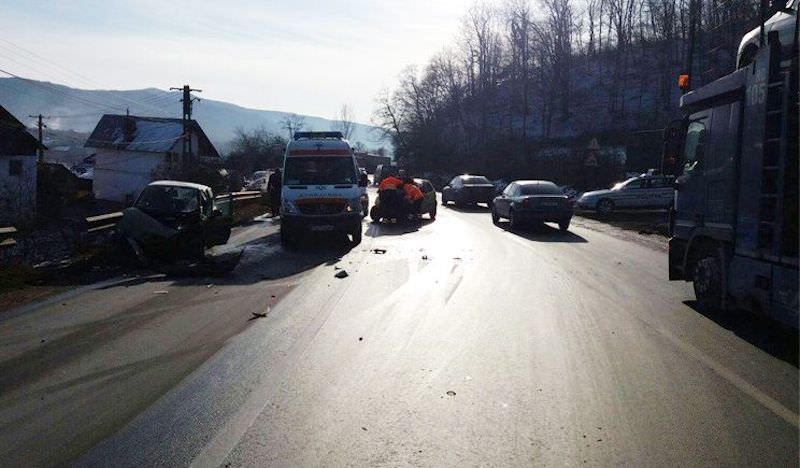 foto – video accident pe dn7 între sibiu și vâlcea la bujoreni. cinci persoane rănite