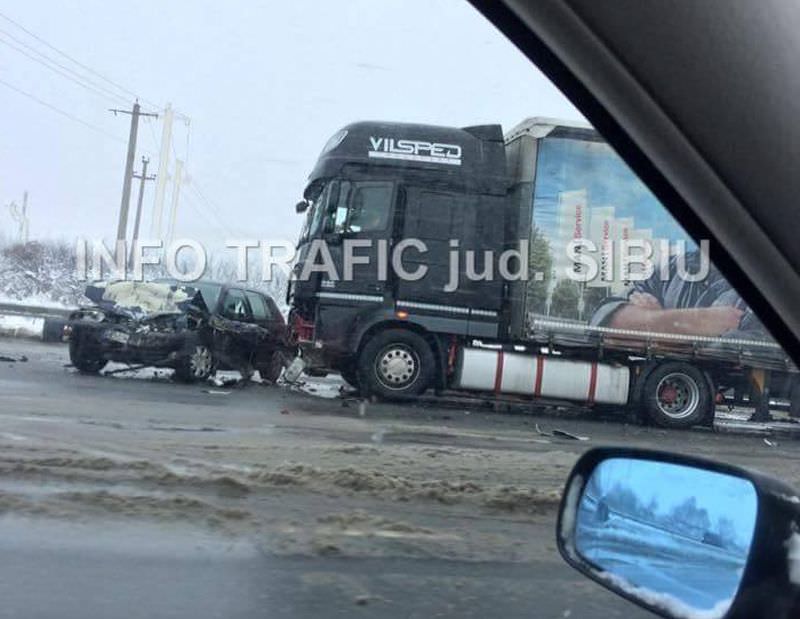 foto - accident pe dn1 la veştem. tamponare între un autoturism şi un tir