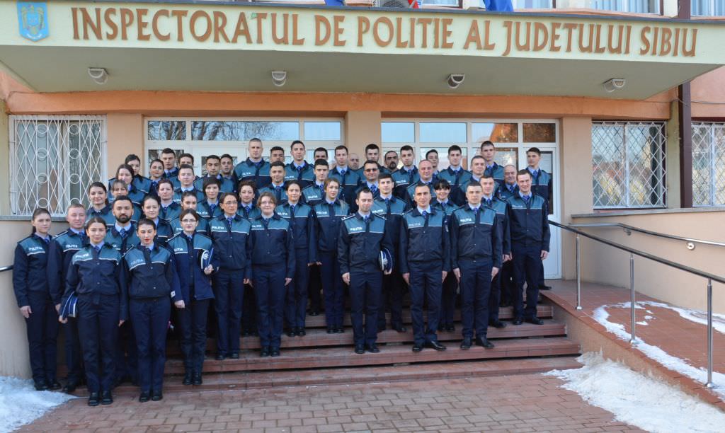 foto – cei mai noi polițiști sibieni au depus joi jurământul de credință. ce urmează pentru ei