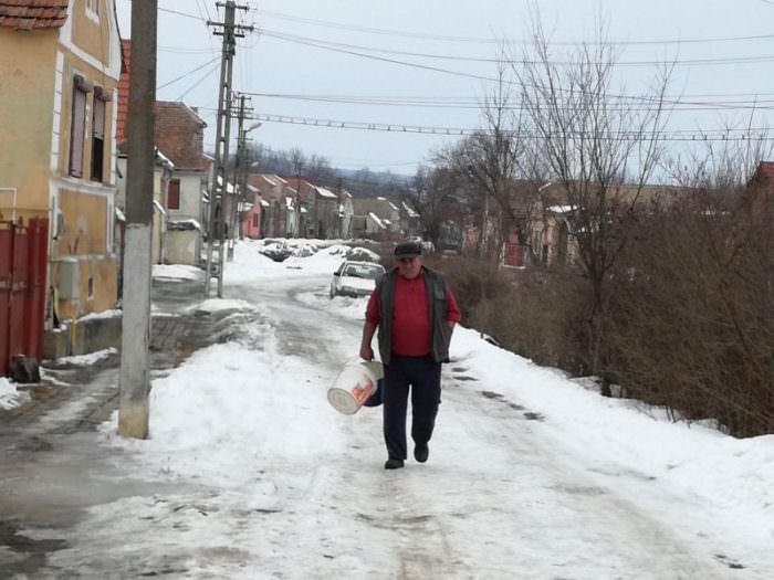 video foto situație disperată pentru locuitorii din coveș. nu au apă de o săptămână