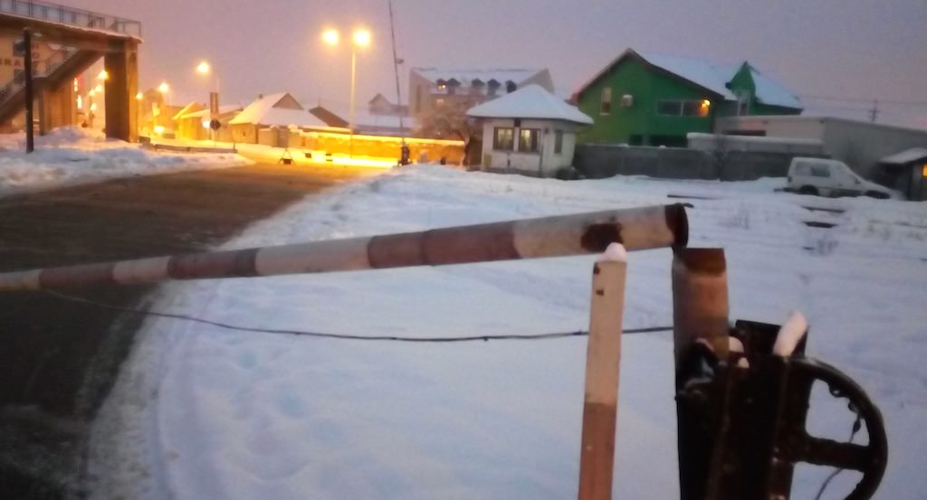 foto – s-a rupt bariera de la trecerea de cale ferată de pe calea turnișorului. acces blocat în zonă