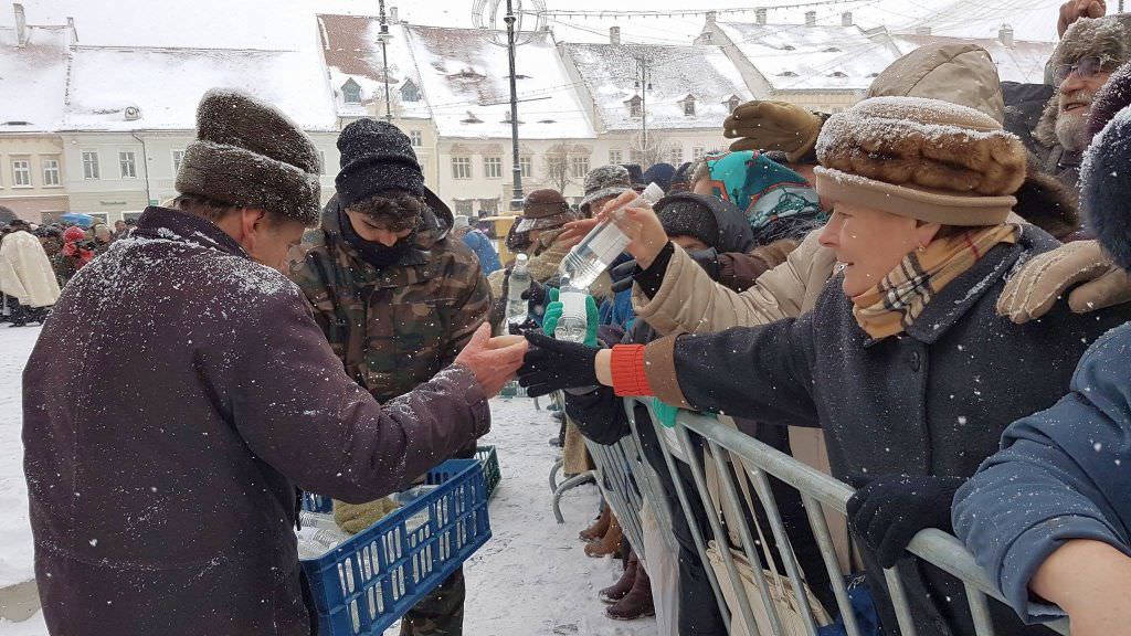 peste 12.000 de litri de agheasmă pentru slujba de bobotează de duminică din piaţa mare