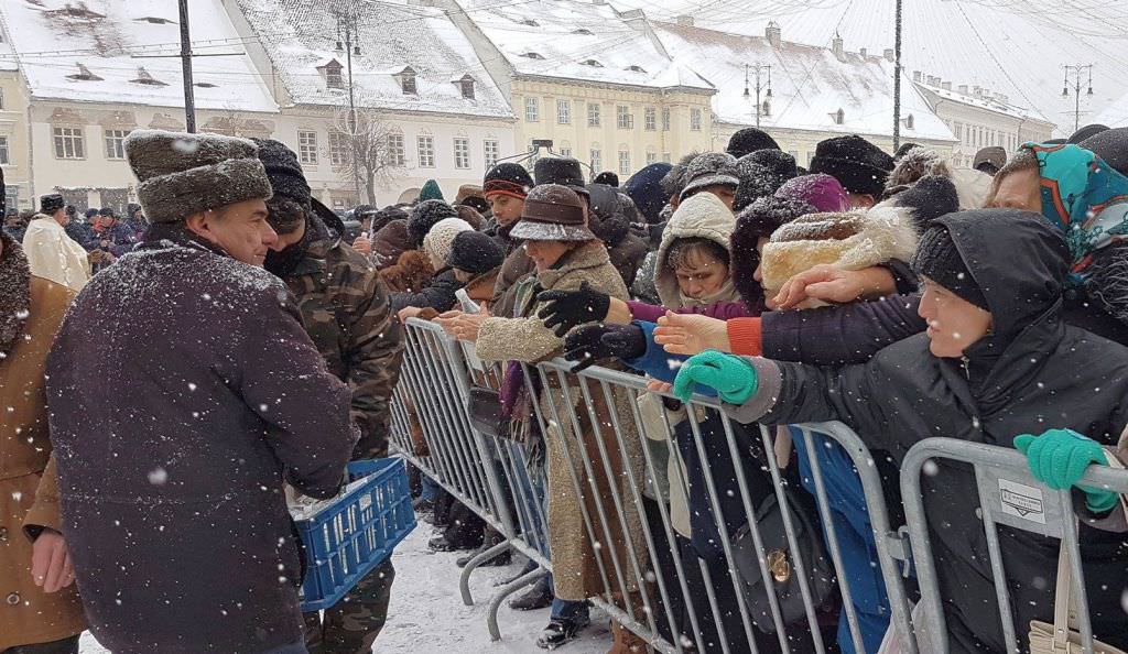 video – foto slujba de bobotează din piața mare a sibiului. oamenii s-au înghesuit din nou la aghiasmă