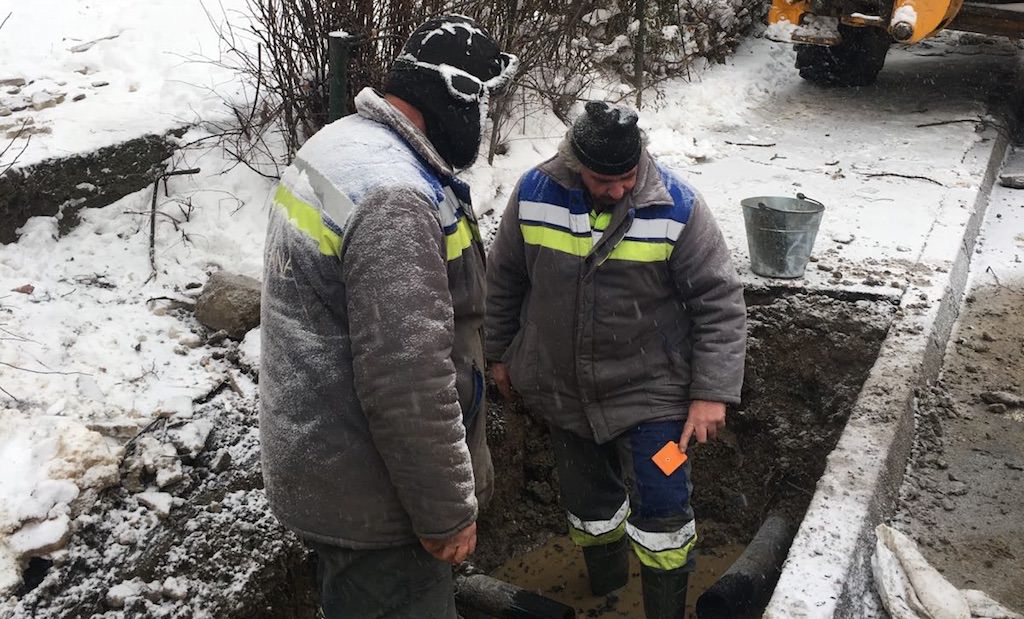 video - avaria la conducta de apă pe mihai viteazu. când se estimează că va fi reparată