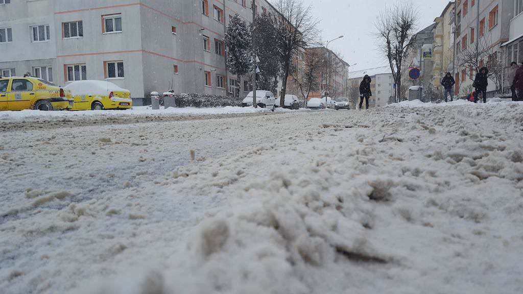 video foto - deszăpezire cu pipeta la sibiu. orașul paralizat de nămeți. la tine pe stradă cum se circulă?