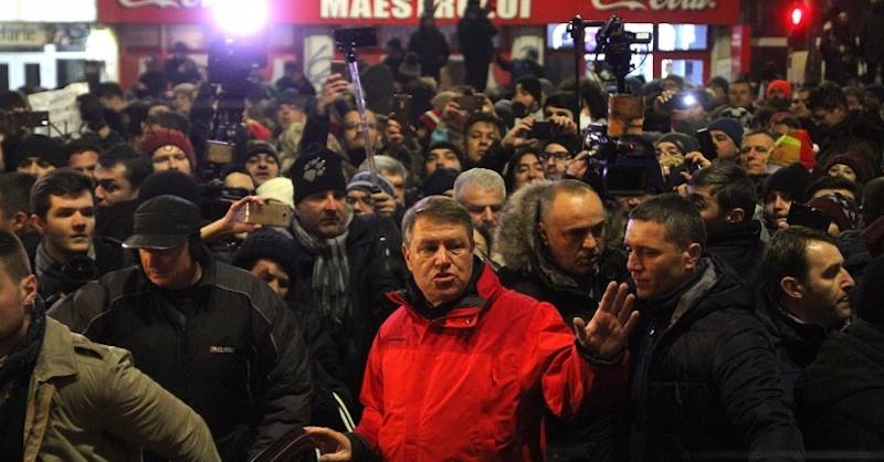 update foto video - klaus iohannis în mijocul protestatarilor din bucurești. peste 8.000 de oameni în stradă în capitală