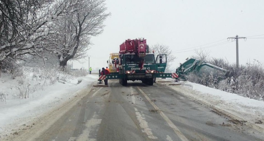 update foto – trafic blocat preț de 30 de minute pe drumul sibiu – agnita în dealul dăii. s-a răsturnat o mașină de gunoi