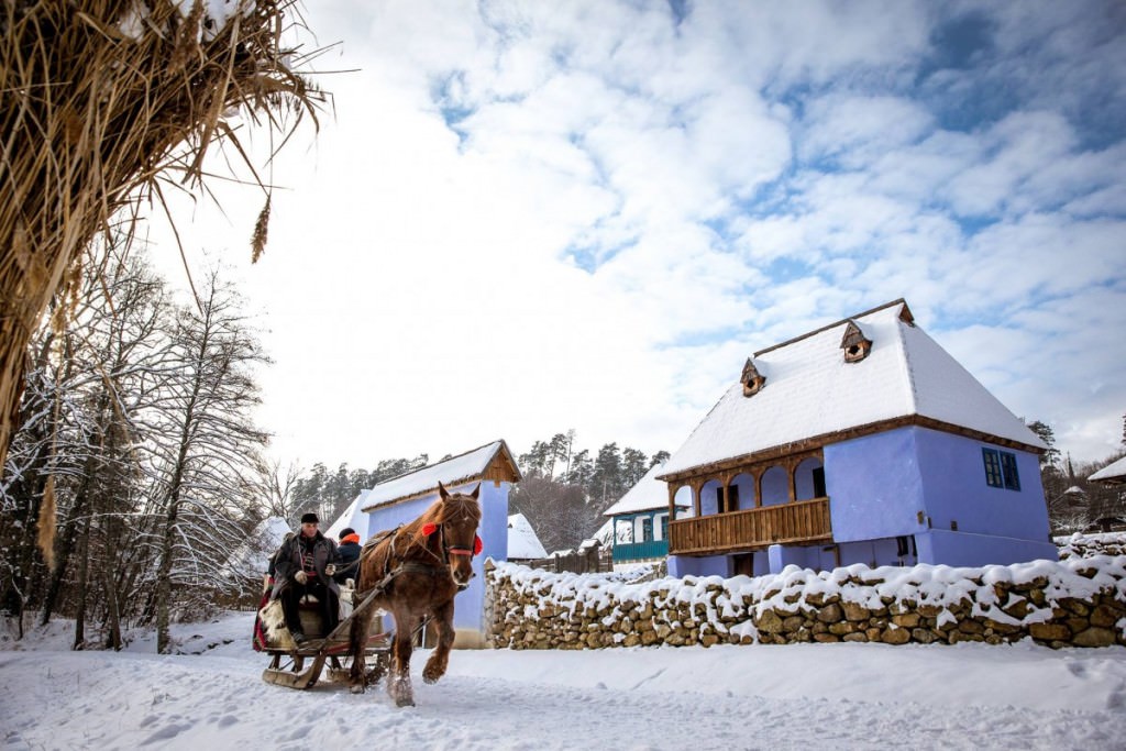 ”călătorie în timp” la muzeul astra din sibiu. plimbare cu sania ca pe vremea bunicilor