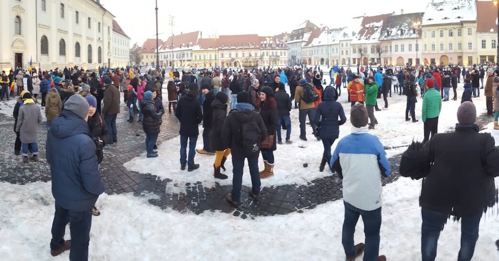 update - live video foto - peste 3.000 de sibieni protestează în piața mare împotriva legii grațierii. imagini în direct!