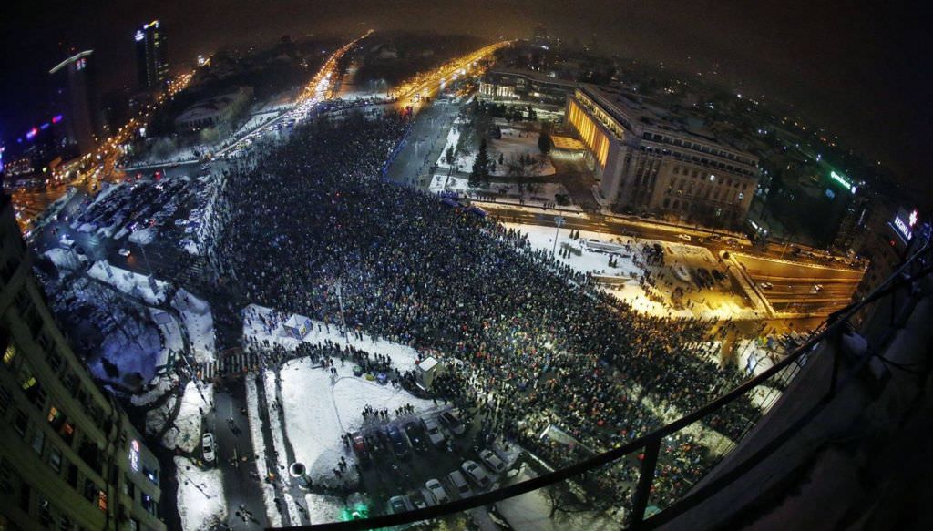 video – peste 200.000 de români protestează în toată țara. 90.000 în bucurești și 20.000 la sibiu