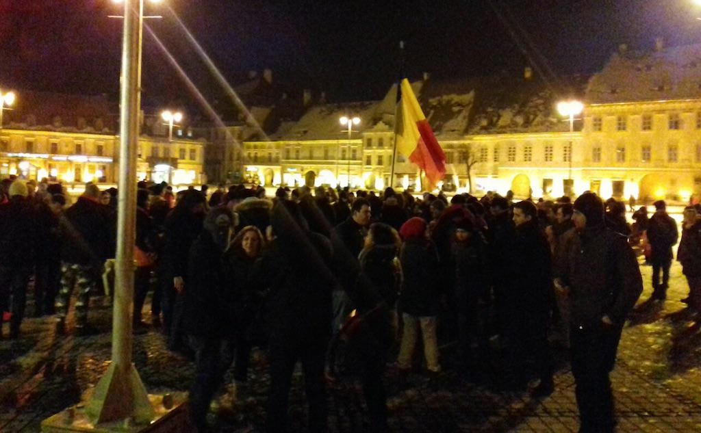 live video - proteste în toată țara. peste 3.000 de oameni în stradă la sibiu. imagini în direct