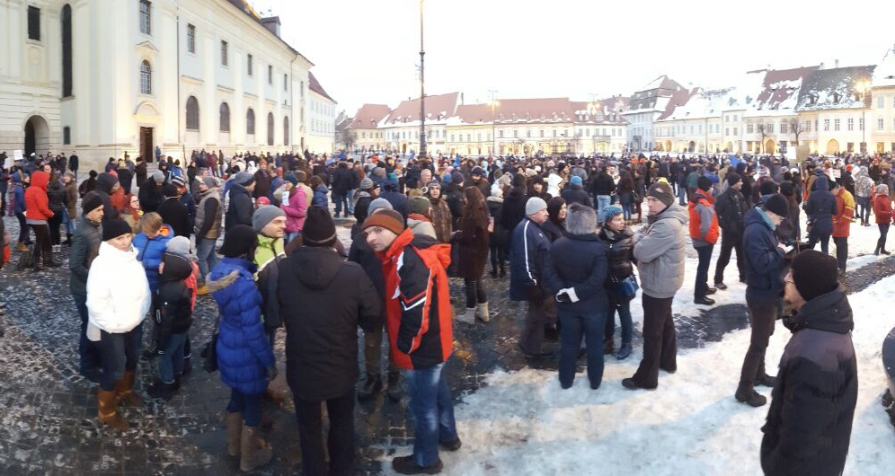 video foto aproximativ 3.000 de sibieni au protestat în centrul sibiului. protestul a fost pașnic