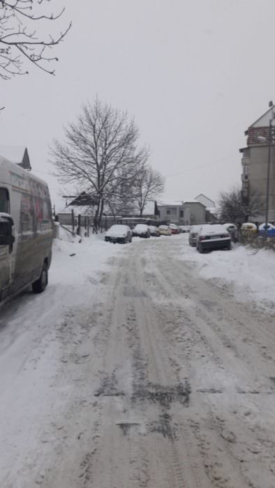 străzi din sibiu pe care nu s-a văzut niciodată un echipaj de deszăpezire. e un calvar.