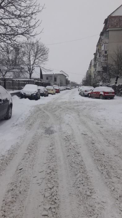 străzi din sibiu pe care nu s-a văzut niciodată un echipaj de deszăpezire. e un calvar.