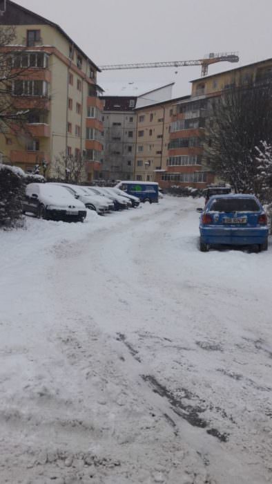 străzi din sibiu pe care nu s-a văzut niciodată un echipaj de deszăpezire. e un calvar.